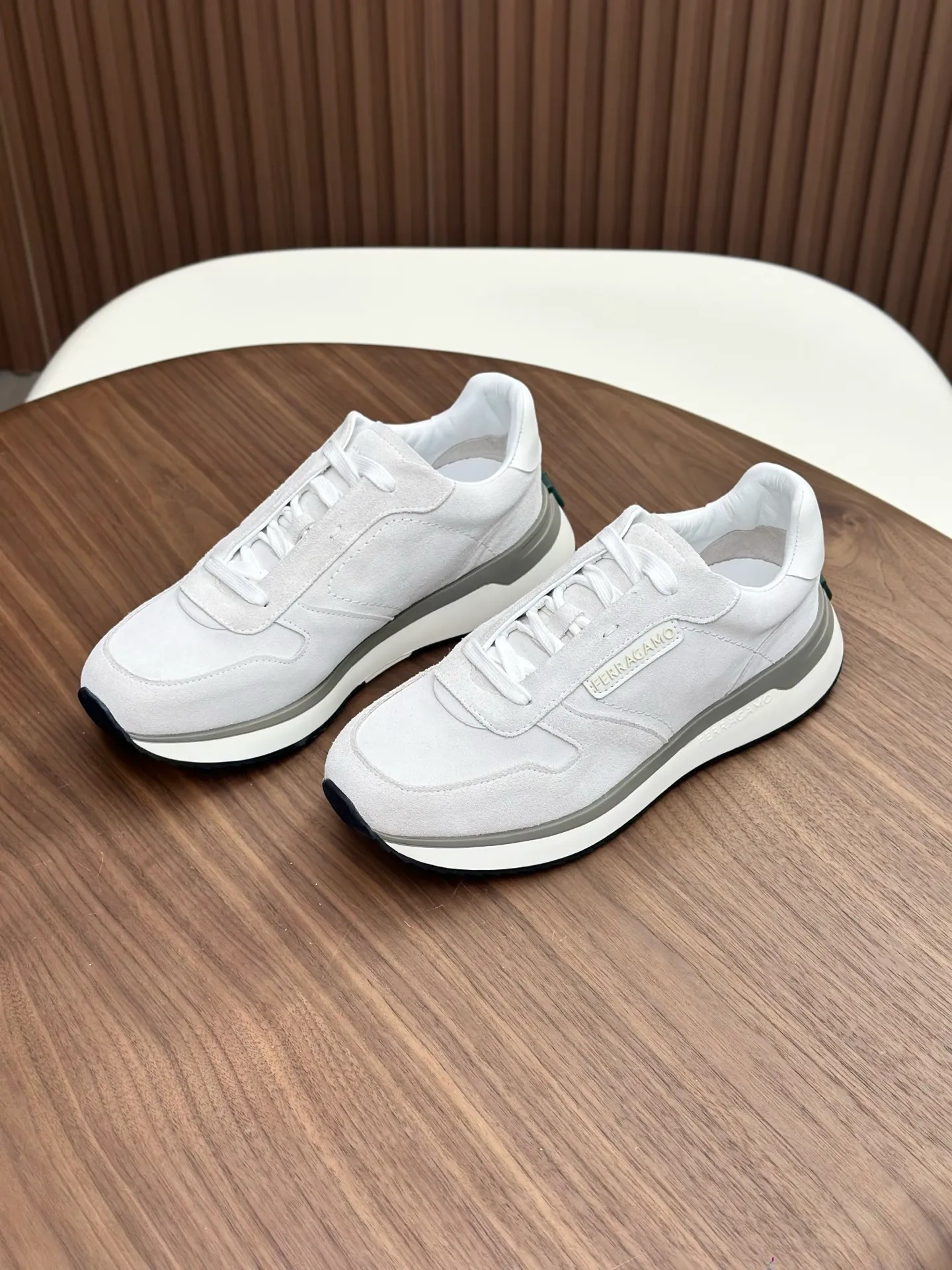 [Ferragamo] Top P: 820💰 Number of yards: 39~44 (38.45 custom-made, non-refundable) Top purchasing agent 🇮🇹 Ferragamo men's casual shoes series, the counter sells the original configuration at the same time, Italian imported cowhide fabric, high-quality splicing technology, imported water-dyed cow lining , Soles: Original foam soles are specially provided by the original factory, and the original factory follows the order. 🔍High quality can be entered and exited the counter at will. Welcome to compare and synchronize with the counter.